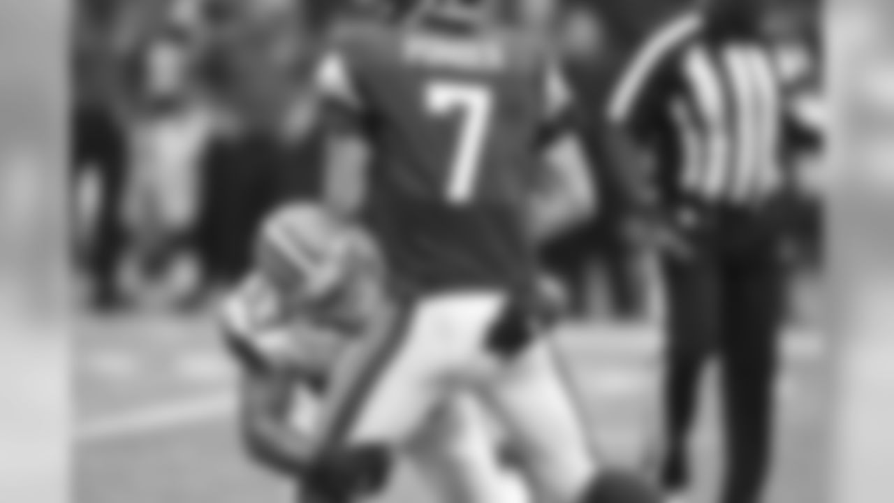 Robertson pressures Vikings' QB Christian Ponder (7) in a 31-27 Browns victory