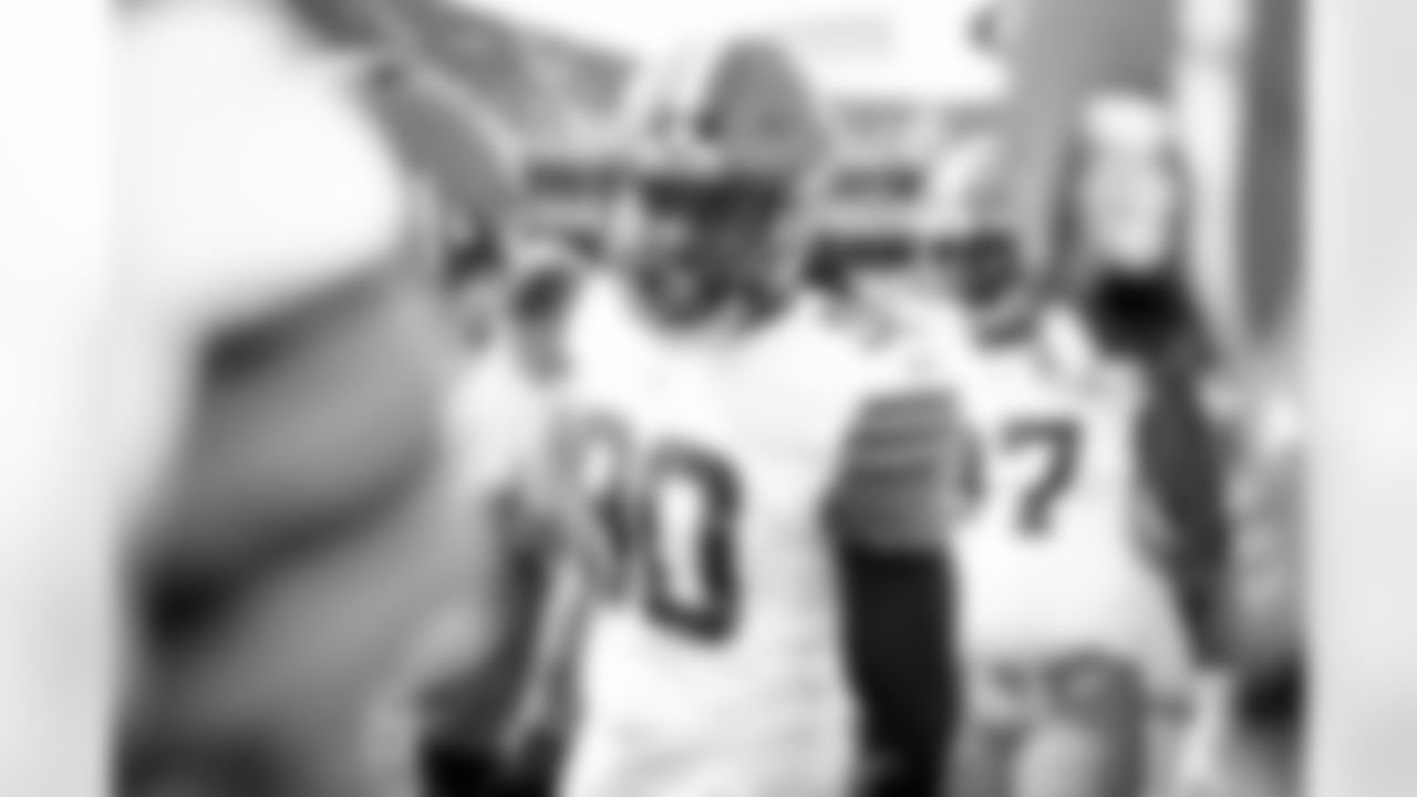 Defensive end Jadeveon Clowney (90) before a NFL football game between the Cleveland Browns and Kansas City Chiefs on September 12, 2021 at GEHA Field at Arrowhead Stadium. The Browns lost 29-33.