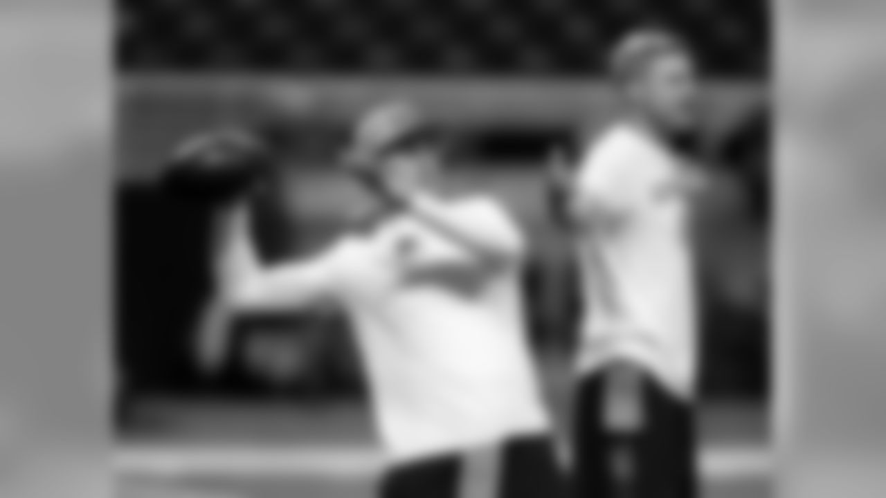 Cleveland Browns quarterback Johnny Manziel, left, and Josh McCown warm up