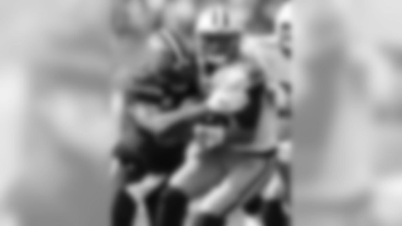 LB Jamie Collins Sr. sacks Titans QB Marcus Mariota.