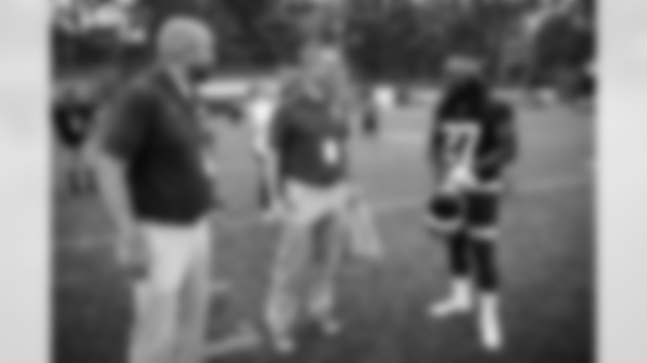 Running back Kareem Hunt (27) meets with high school coaches the third day of OTAs at CrossCountry Mortgage Campus on May 26, 2022.