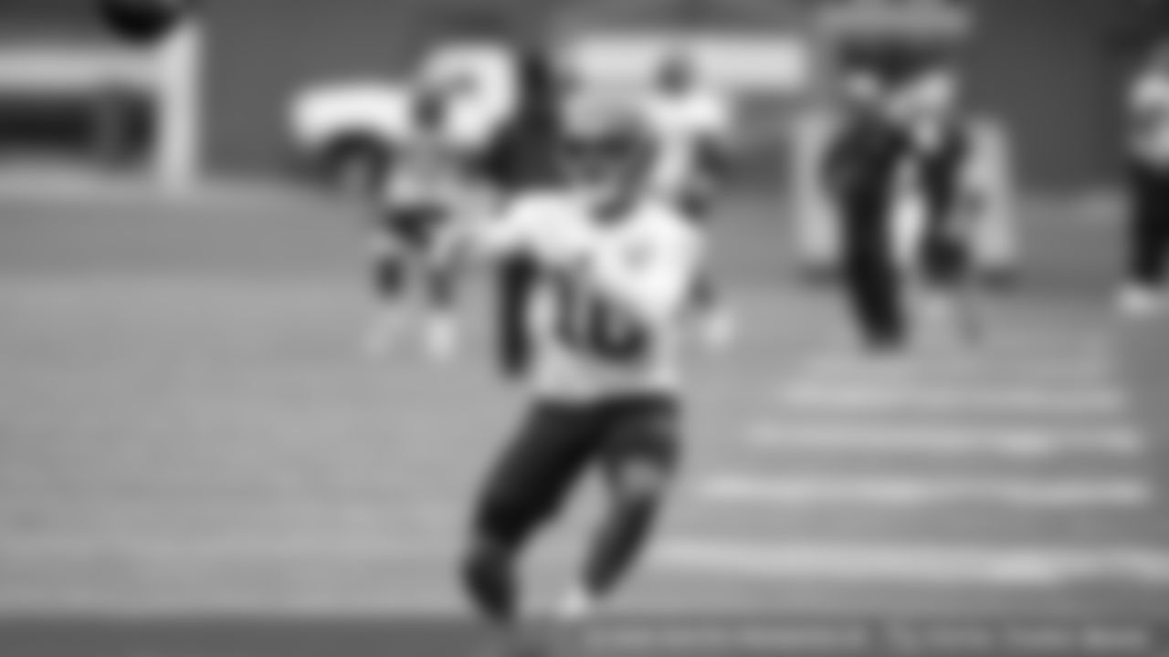 Wide receiver Jaelen Strong (10)