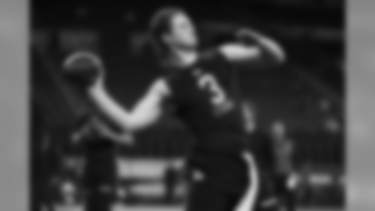 Quarterback Kevin Davidson (9)