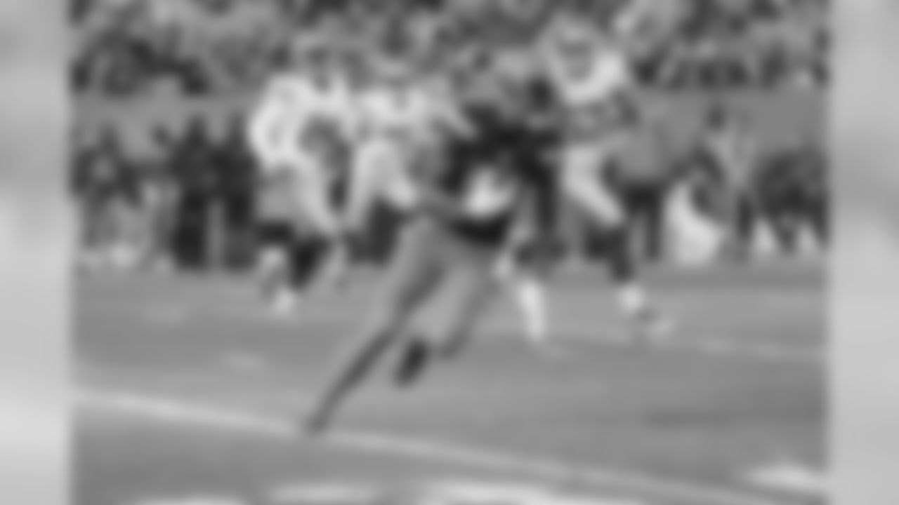 WR Terrelle Pryor Sr. runs the ball.