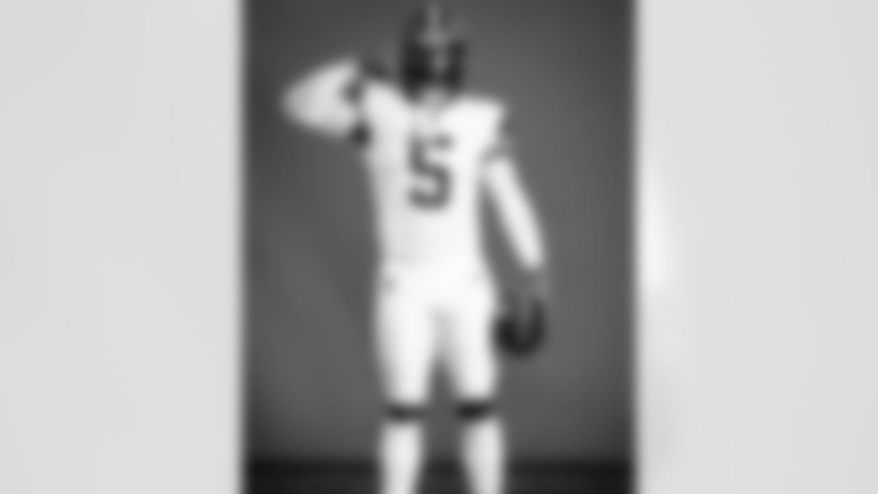 Browns players posing for a team photoshoot