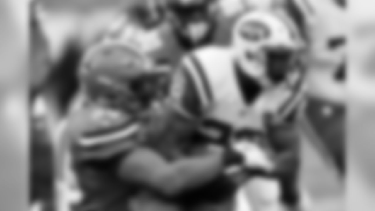 LB Demario Davis tackles New York Jets RB Matt Forté.
