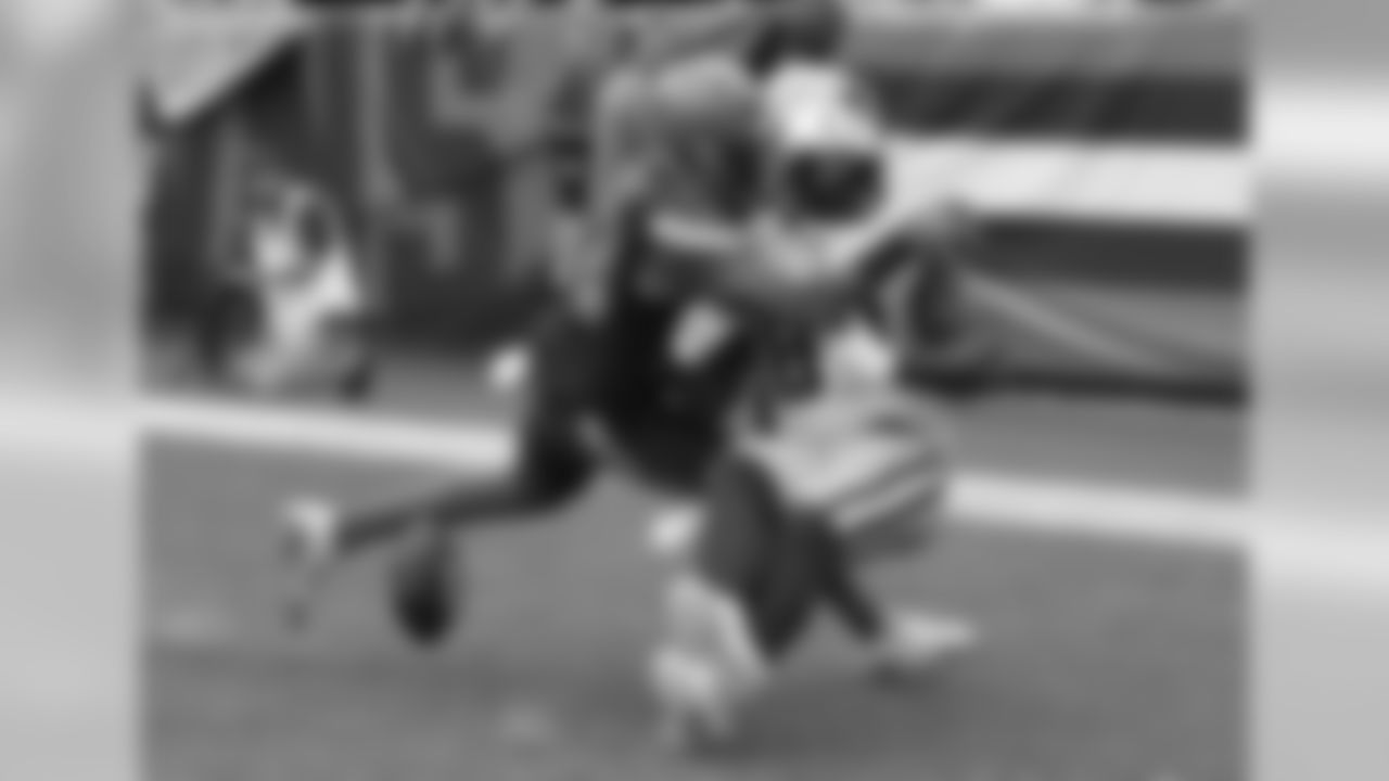 LB Christian Kirksey defends against Titans TE Delanie Walker.