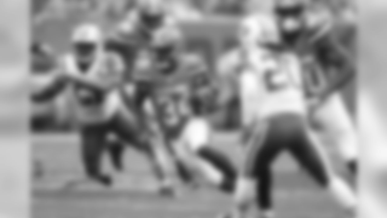 RB Isaiah Crowell runs with the ball.