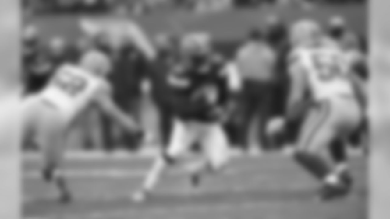 RB Duke Johnson Jr. runs the ball.