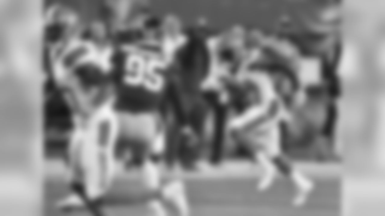 RB Matthew Dayes runs the ball against the Giants.