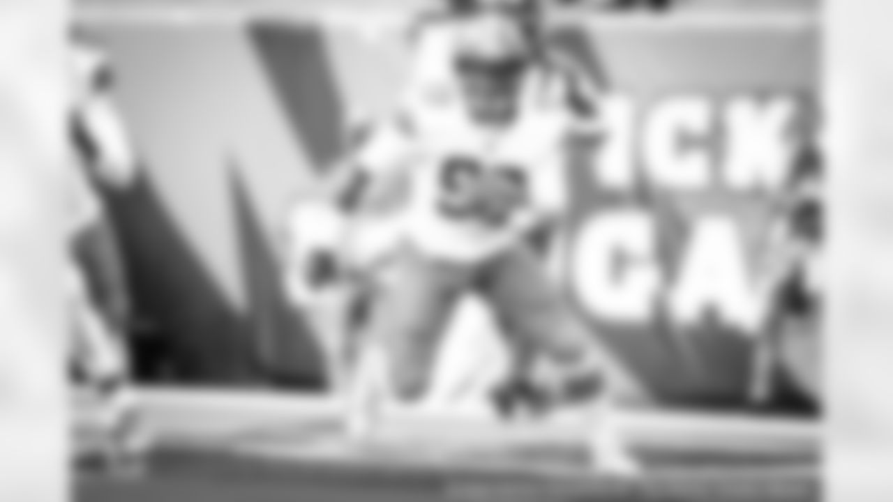Linebacker B.J. Goodson (93)