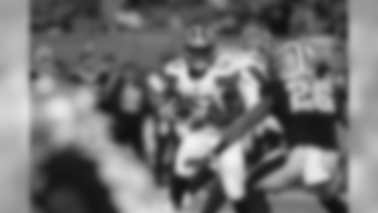 RB Isaiah Crowell runs the ball.