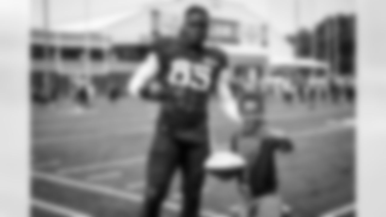 Tight end David Njoku (85) and a fan during Day 7 of Training Camp at CrossCountry Mortgage Campus on August 1, 2023.