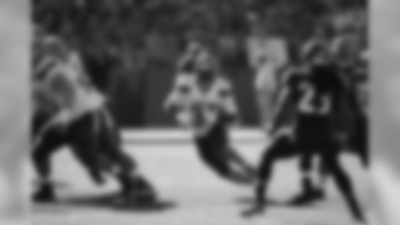Cleveland Browns running back Isaiah Crowell running through a gap