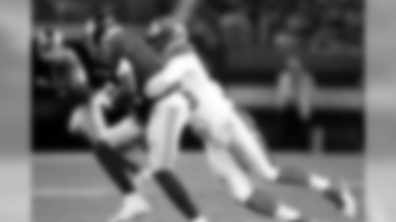 DL Myles Garrett sacks Giants QB Geno Smith.