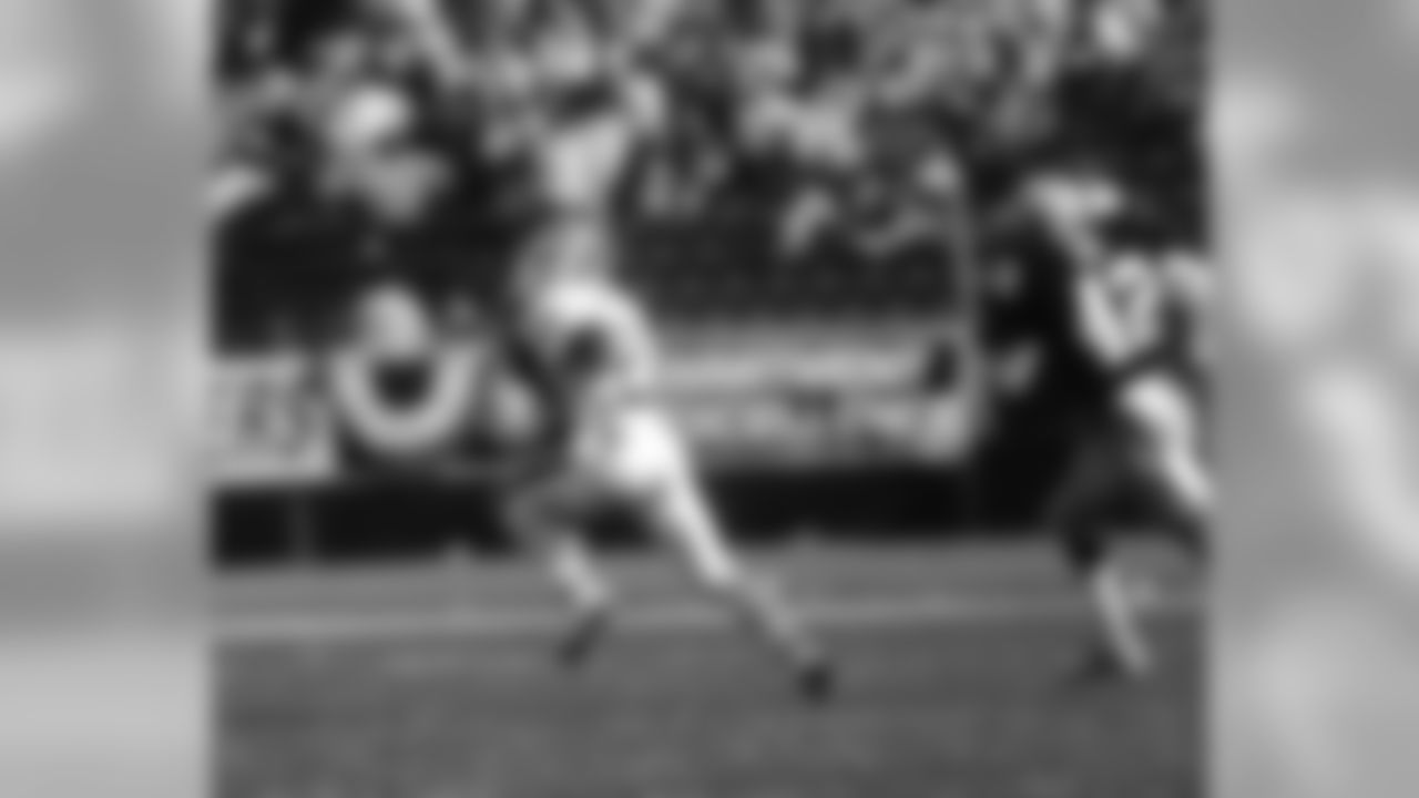 Cleveland Browns running back Eric Metcalf (21) races away from Los Angeles Raiders Hall of Fame safety Ronnie Lott (42) and heads for the end zone with a reception during an NFL game in Los Angeles on September 20, 1992. Metcalf scored four touchdowns as the Browns defeated the Raiders 28-16. (AP Photo/Kevin Terrell)
