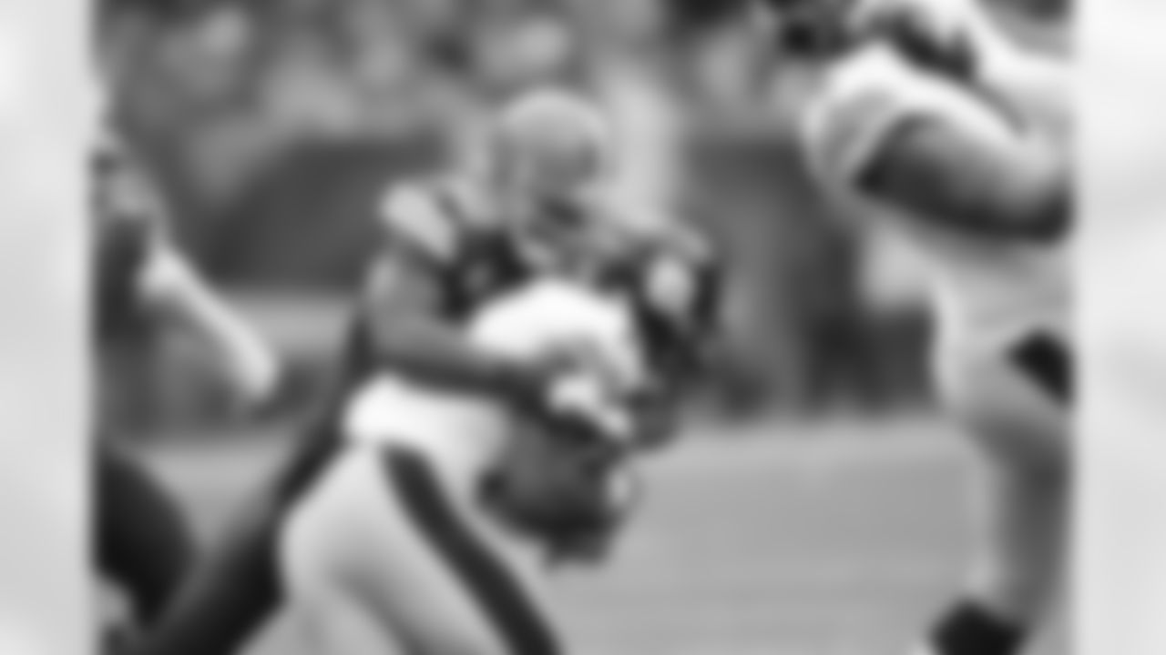 Defensive Captain D'Qwell Jackson tackles steelers RB Le'Veon Bell for lost yardage.