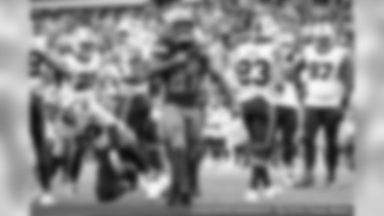Running Back Kareem Hunt (27)