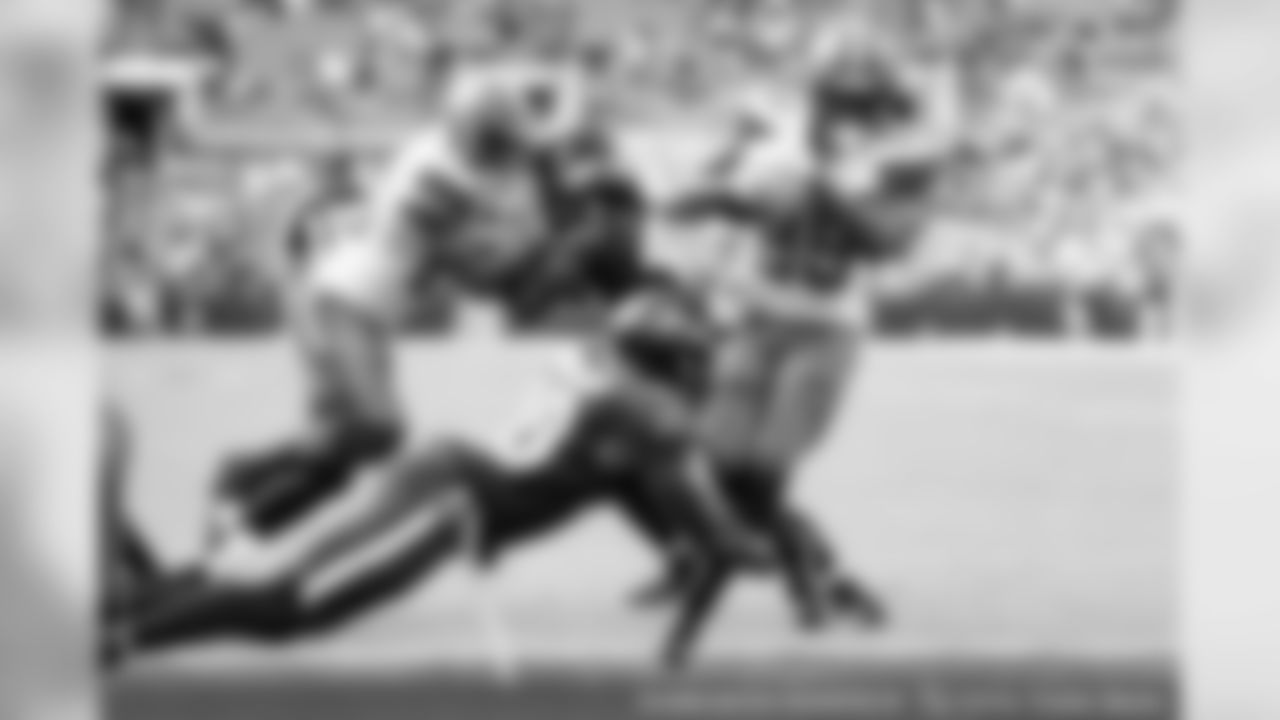 Running Back Dontrell Hilliard (25)