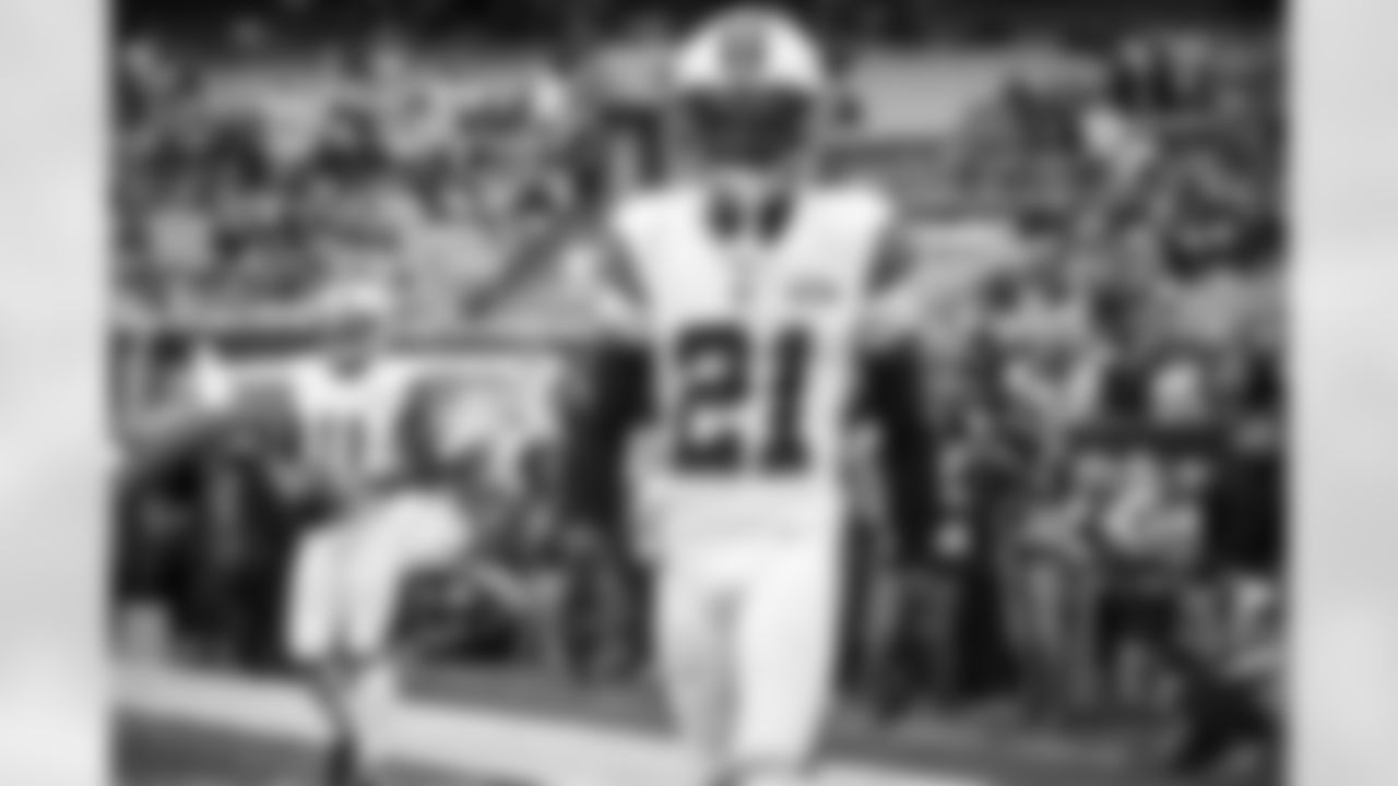Cornerback Denzel Ward (21) before a NFL football game between the San Francisco 49ers and Cleveland Browns on October 15, 2023 at Cleveland Browns Stadium.