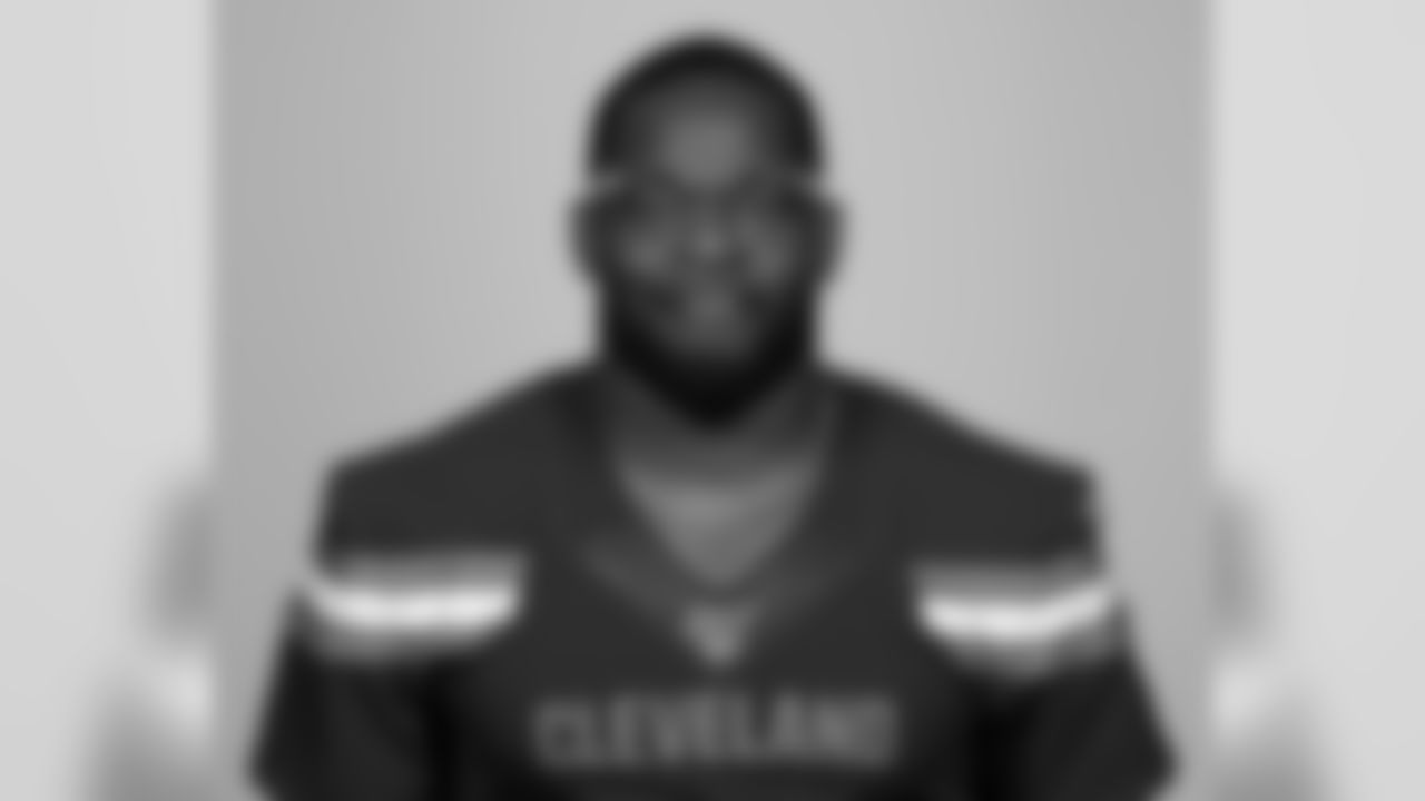 Linebacker Genard Avery (55)