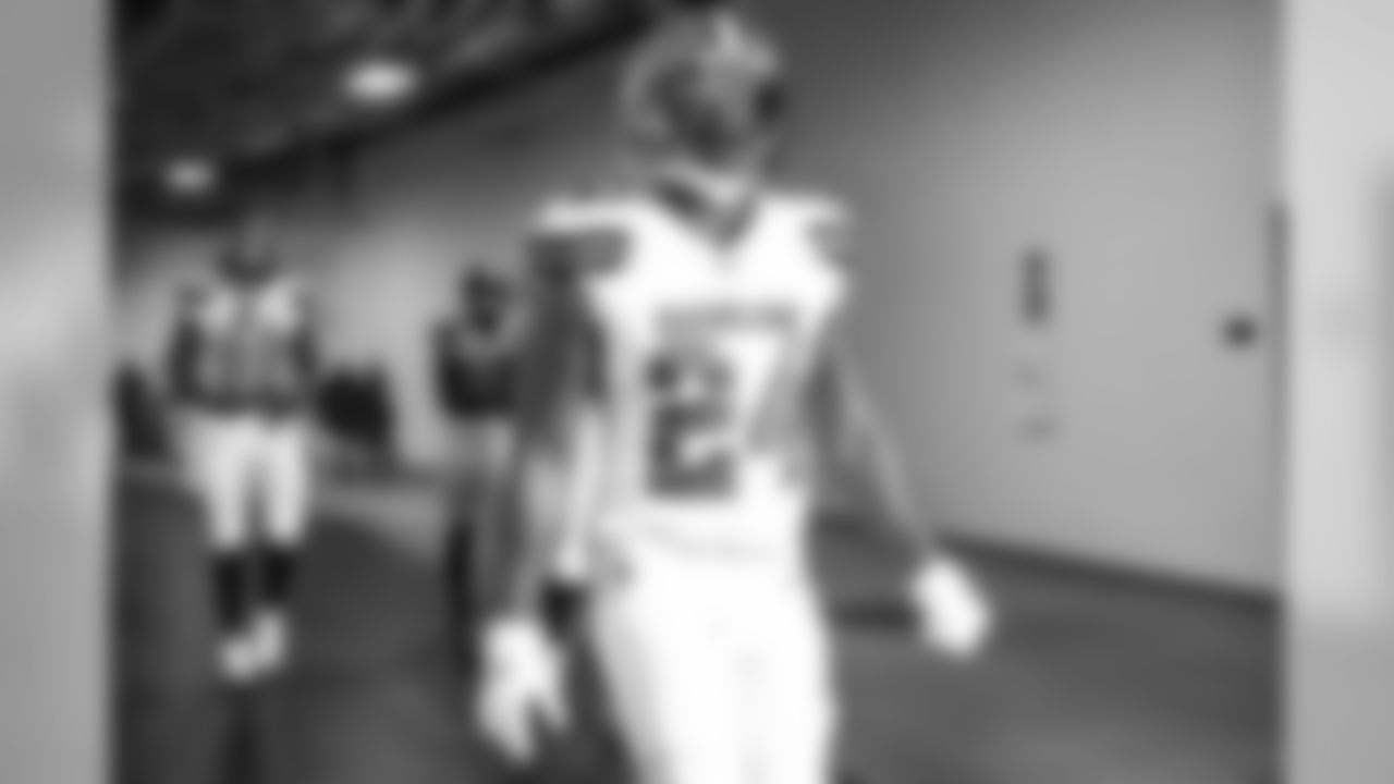 Running Back Nick Chubb (24)