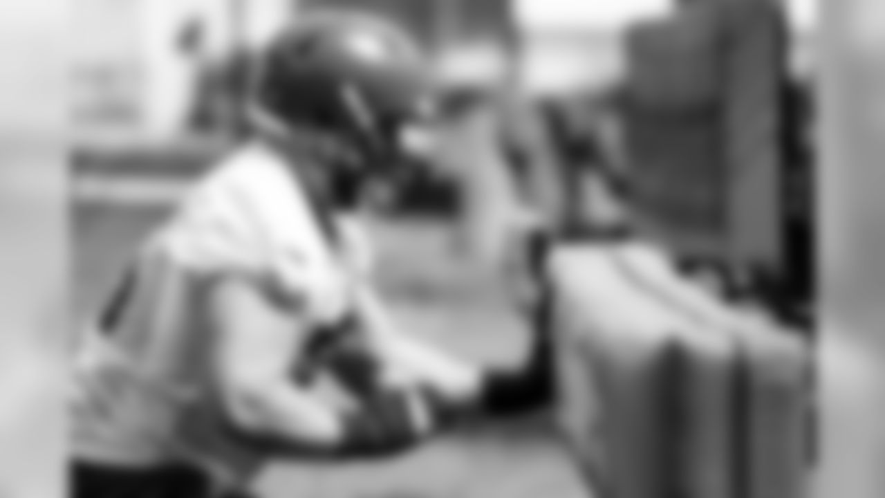 Offensive guard Joel Bitonio (75)