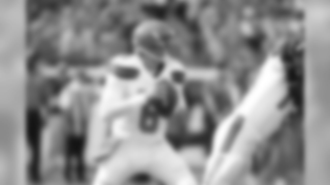 QB Cody Kessler drops back to pass.