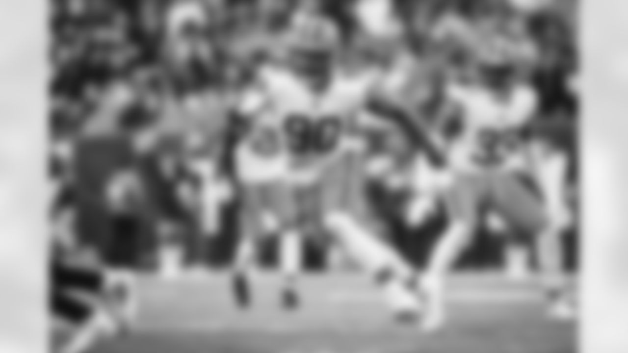 Defensive end Jadeveon Clowney (90) during a NFL football game between the Cleveland Browns and Cincinnati Bengals on December 11, 2022 at Paycor Stadium.
