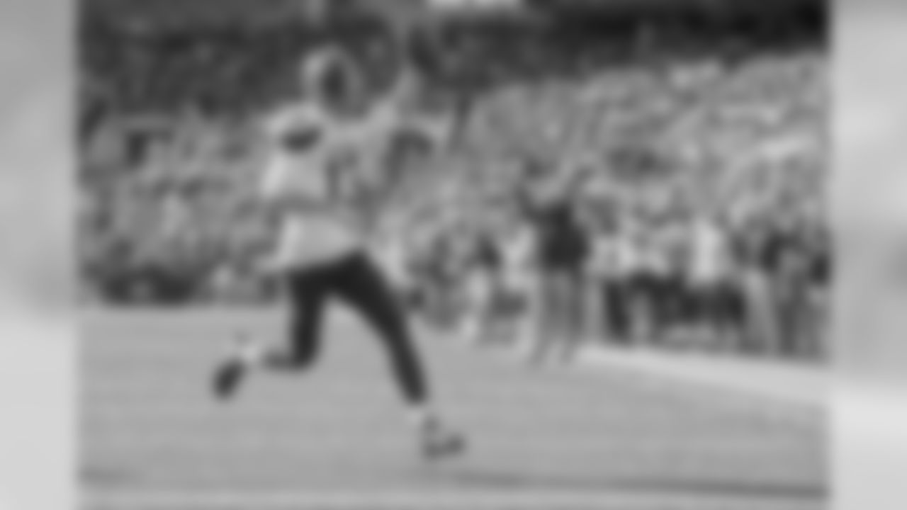 Cleveland Browns quarterback Josh McCown scores a touchdown