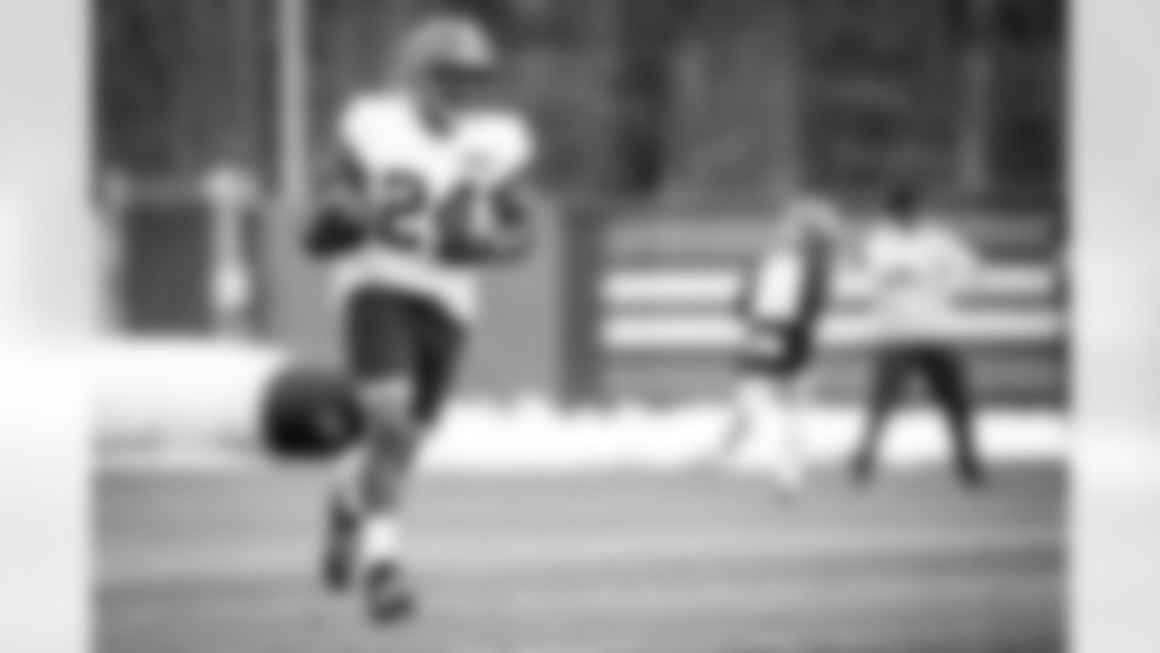 Running back Nick Chubb (24) during practice at CrossCountry Mortgage Campus on December 29, 2022.
