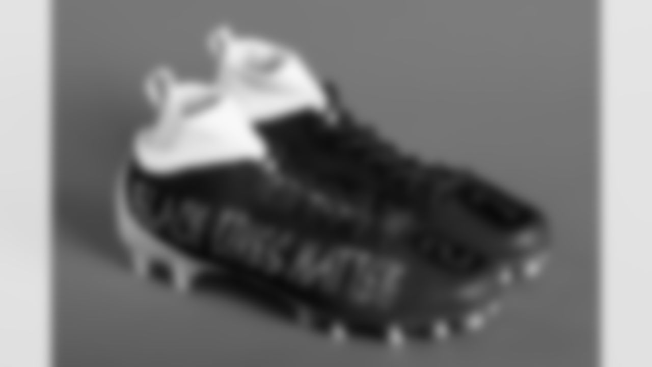Running Back Kareem Hunt (27) - Black Lives Matter