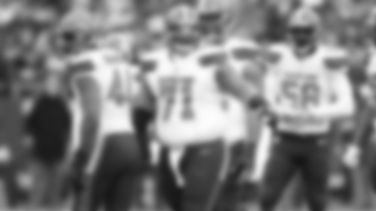 Nose tackle Danny Shelton leads the Browns' defense to the line