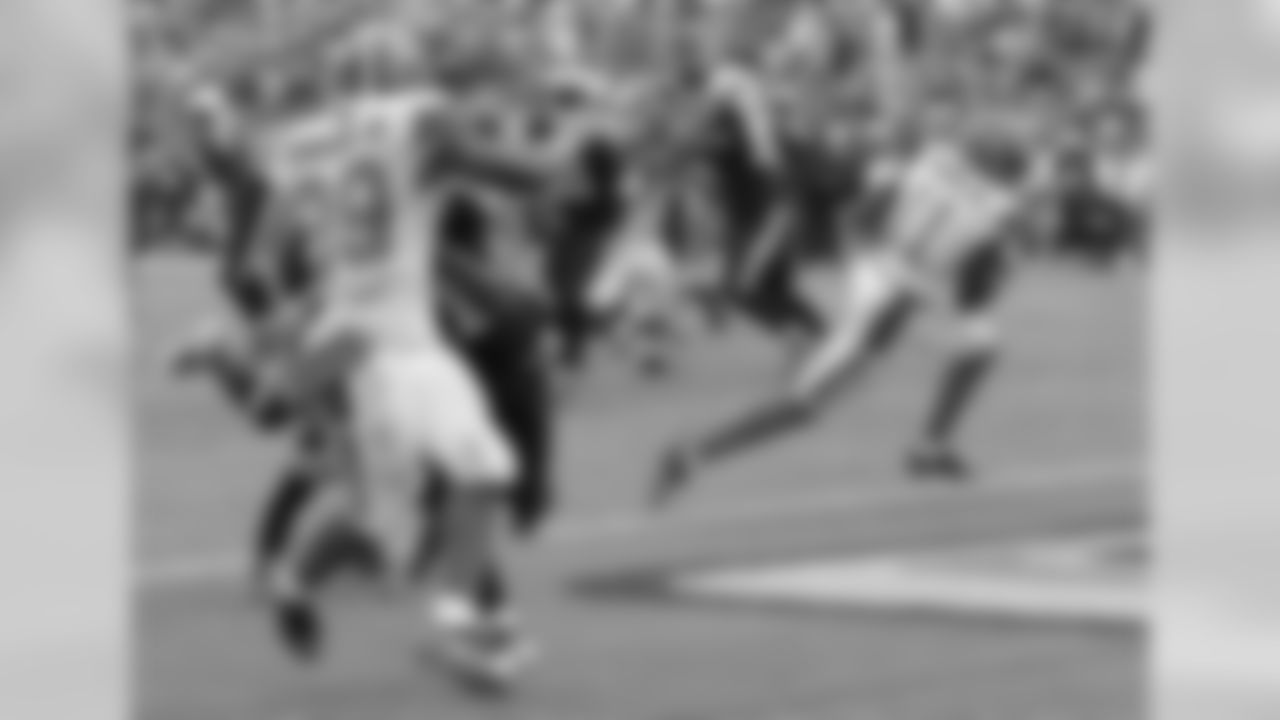 WR Terrelle Pryor Sr. (right) scores a touchdown in the second half.
