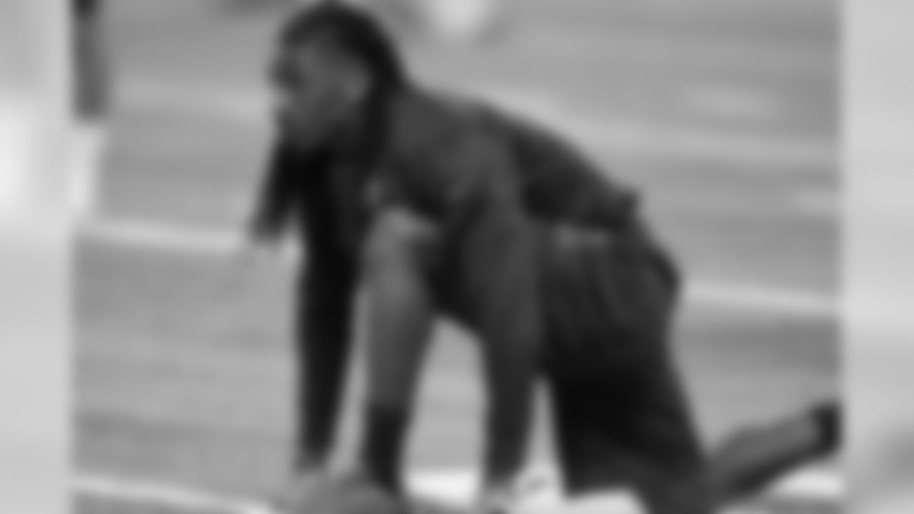 Cleveland Browns defensive back Tramon Williams warms up