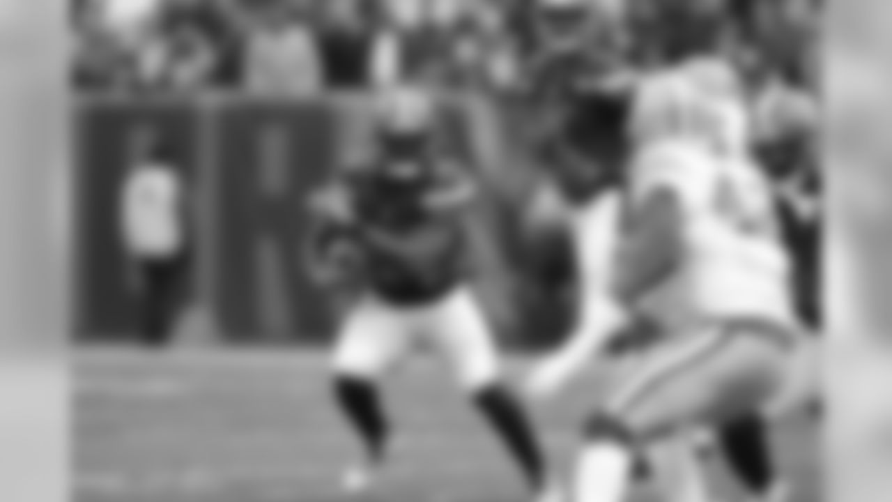 RB Isaiah Crowell runs the ball in the first half.