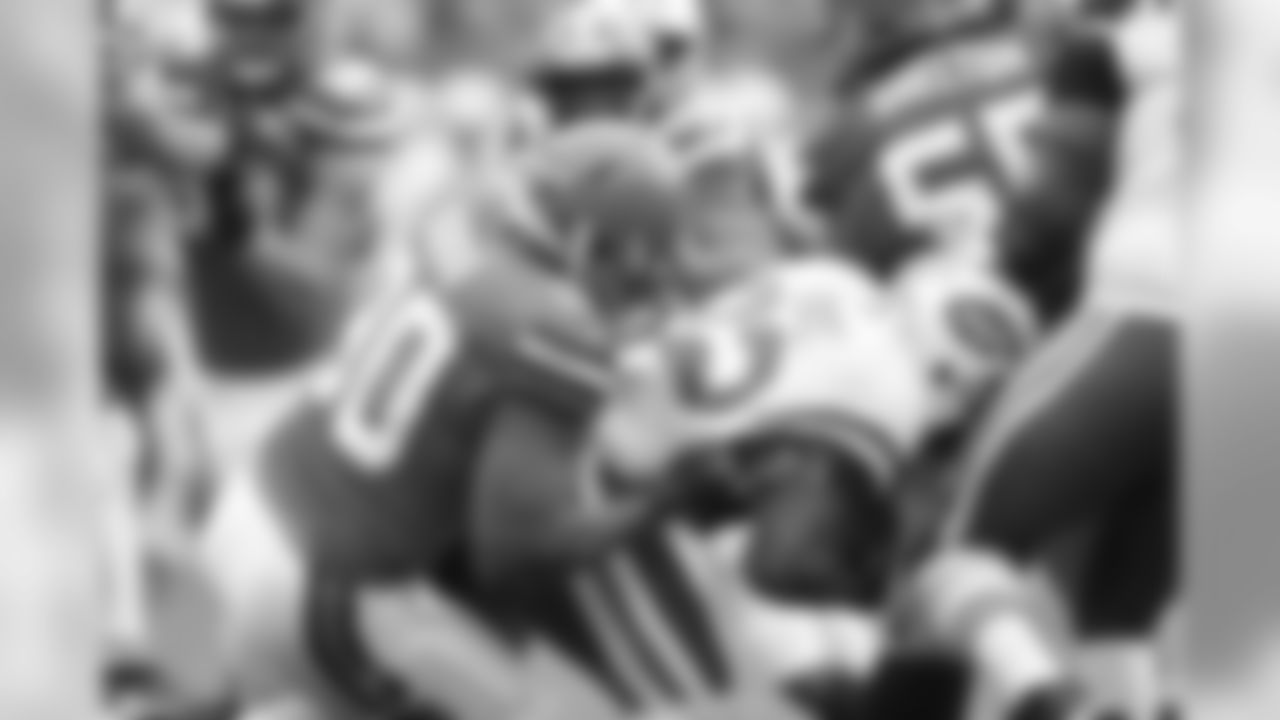 LB Emmanuel Ogbah tackles New York Jets RB Matt Forté.