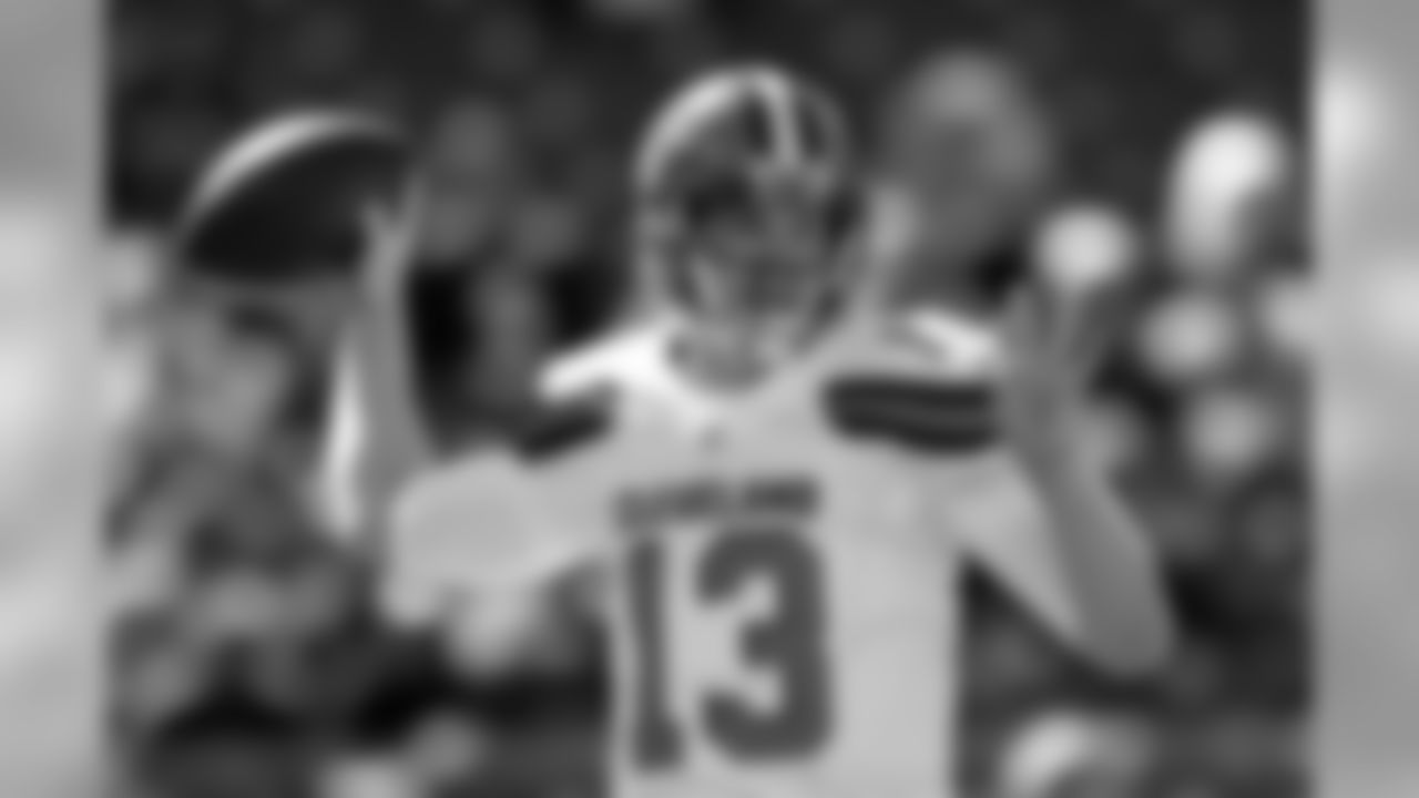 Cleveland Browns quarterback Josh McCown warms up