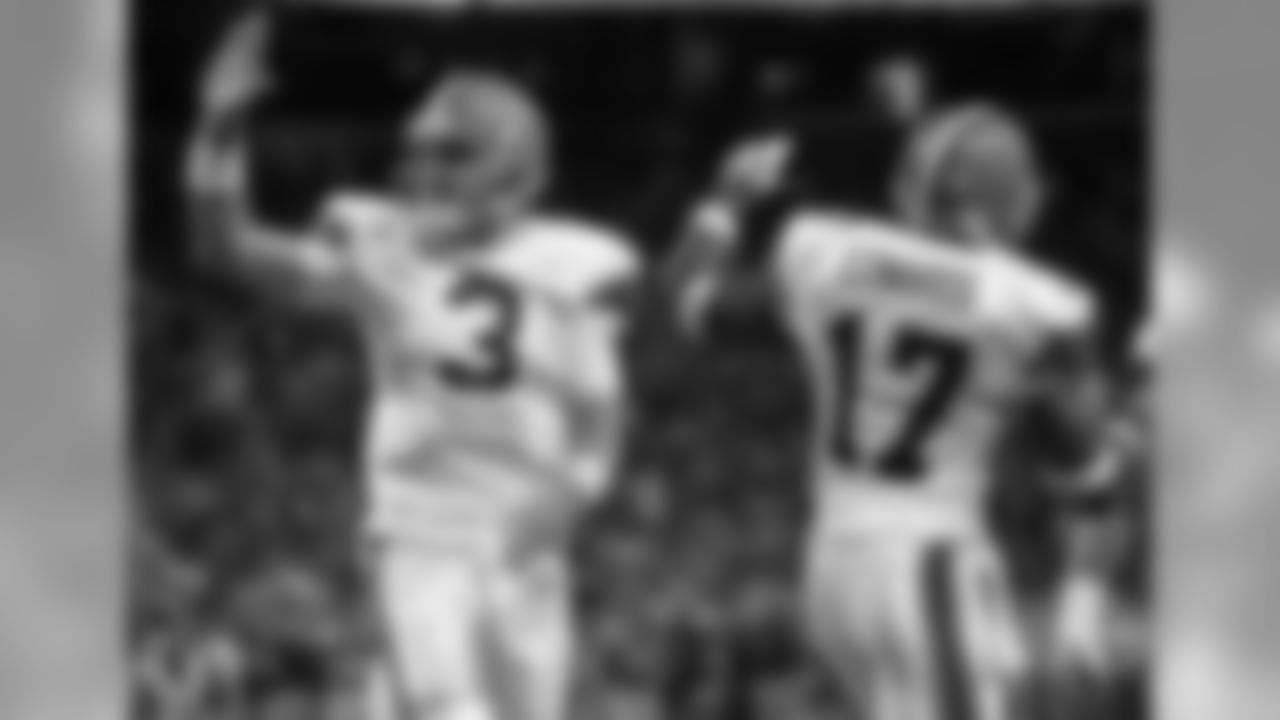 Cleveland Browns quarterback Derek Anderson, left, celebrates after throwing a 5-yard touchdown pass to teammate, Browns wide receiver Braylon Edwards, right, during the third quarter of an NFL football game against the St. Louis Rams Sunday, Oct. 28, 2007, in St. Louis. The Browns won the game, 27-20. (AP Photo/Jeff Roberson)