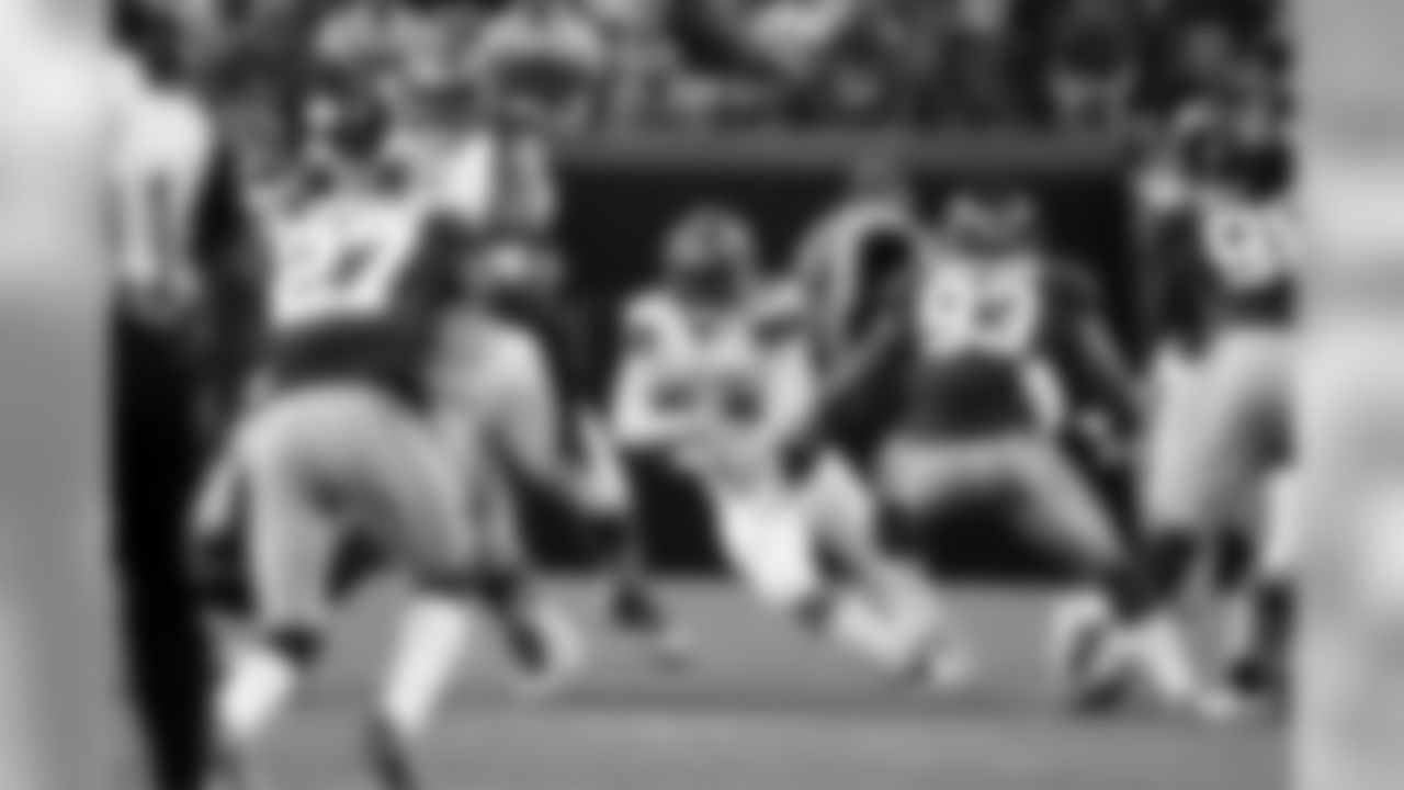 RB Duke Johnson Jr. runs the ball.