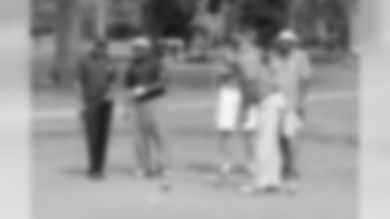 Hanford Dixon Frank Minnifield Dan Fike and Reggie Langhorne watch Kevin Mack putt