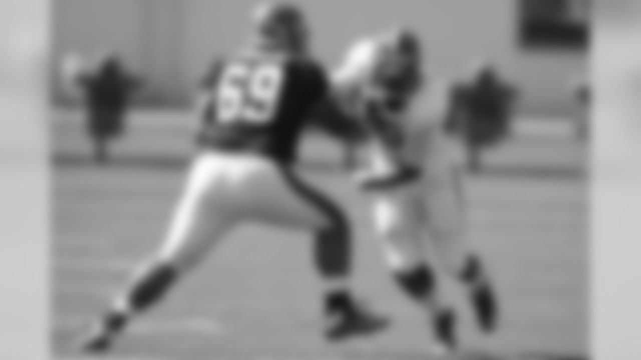 DL Armonty Bryant battles OL Erle Ladson