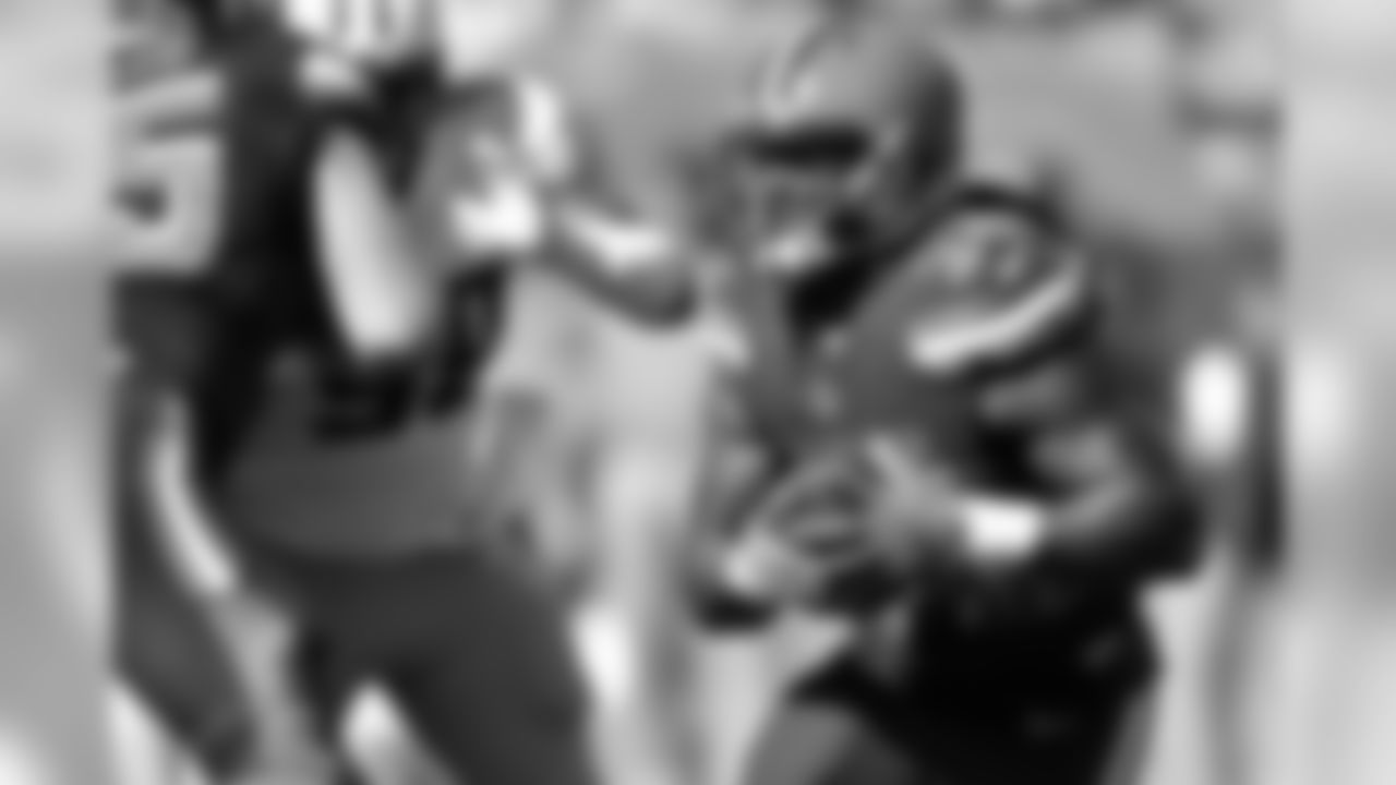 RB Isaiah Crowell in action against the Titans.