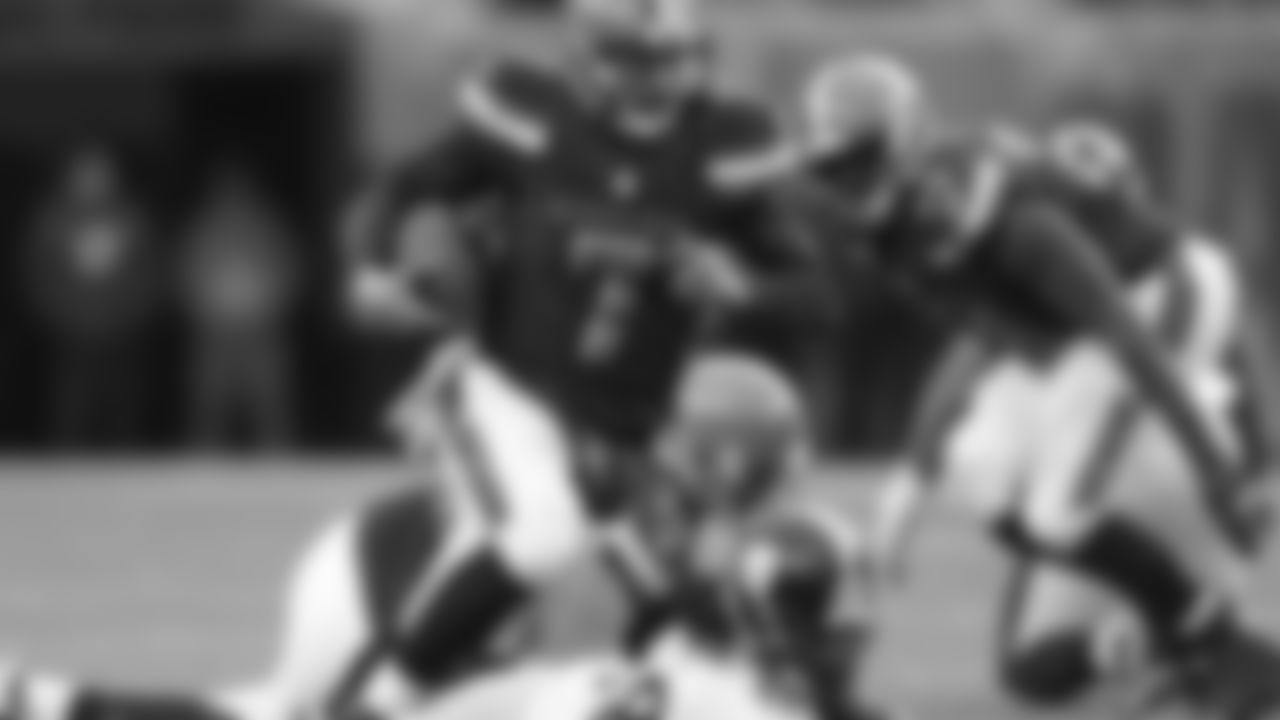 Cleveland Browns quarterback Austin Davis (7) scrambling diring the second half of the game