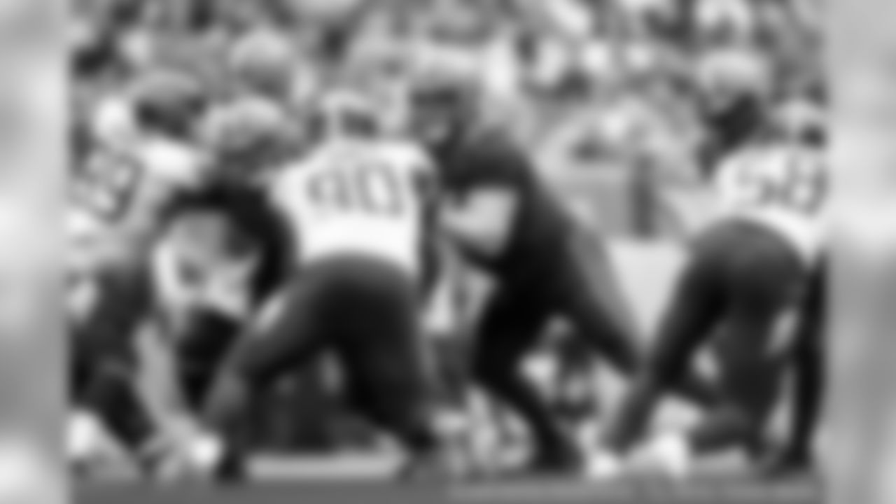 Offensive guard Joel Bitonio (75)