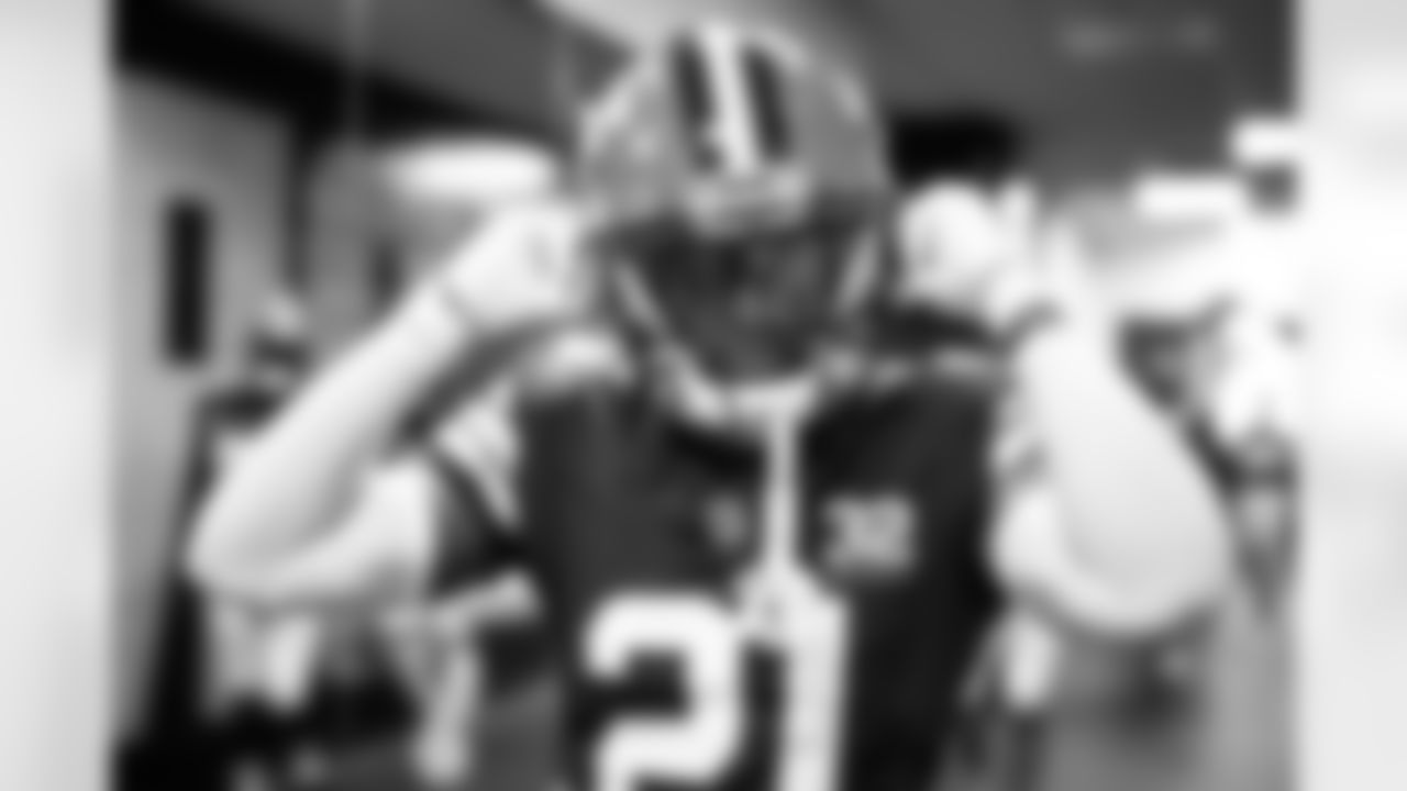 Cornerback Denzel Ward (21) before a NFL football game between the Tennessee Titans and Cleveland Browns on September 24, 2023 at Cleveland Browns Stadium. The Browns won 27-3.