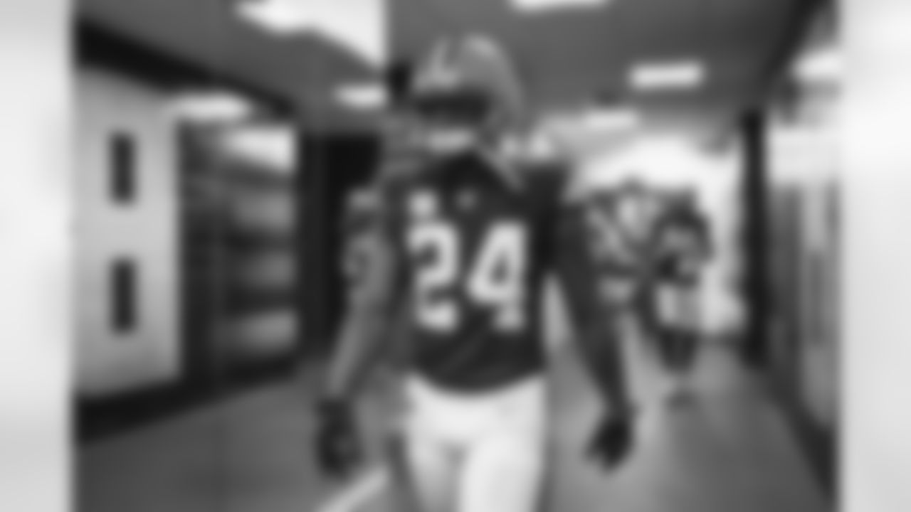Running back Nick Chubb (24) before a NFL football game between the New England Patriots and Cleveland Browns on October 16, 2022 at FirstEnergy Stadium.
