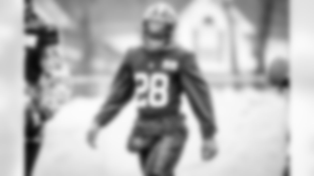 Linebacker Jeremiah Owusu-Koramoah (28) during practice on December 28, 2021.