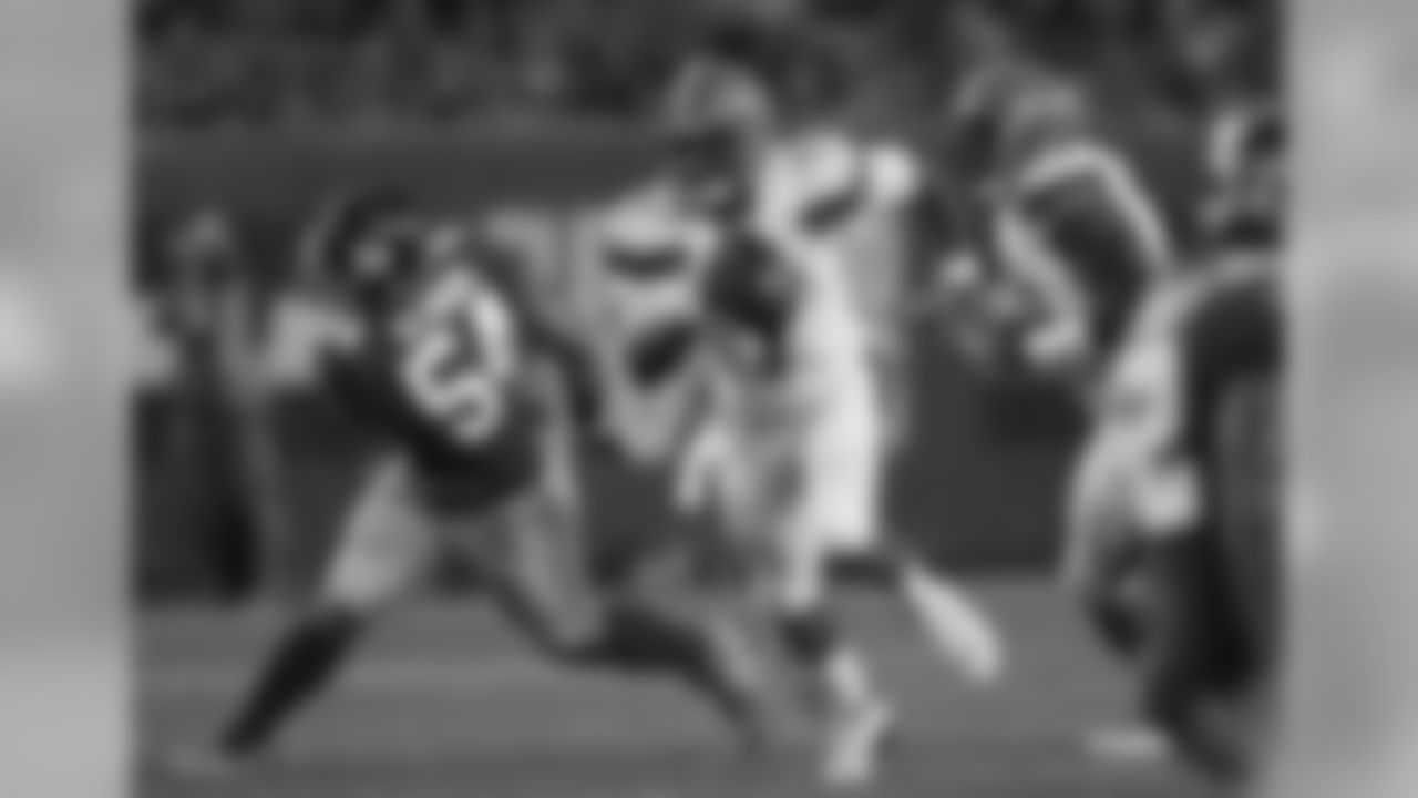 QB DeShone Kizer runs the ball.