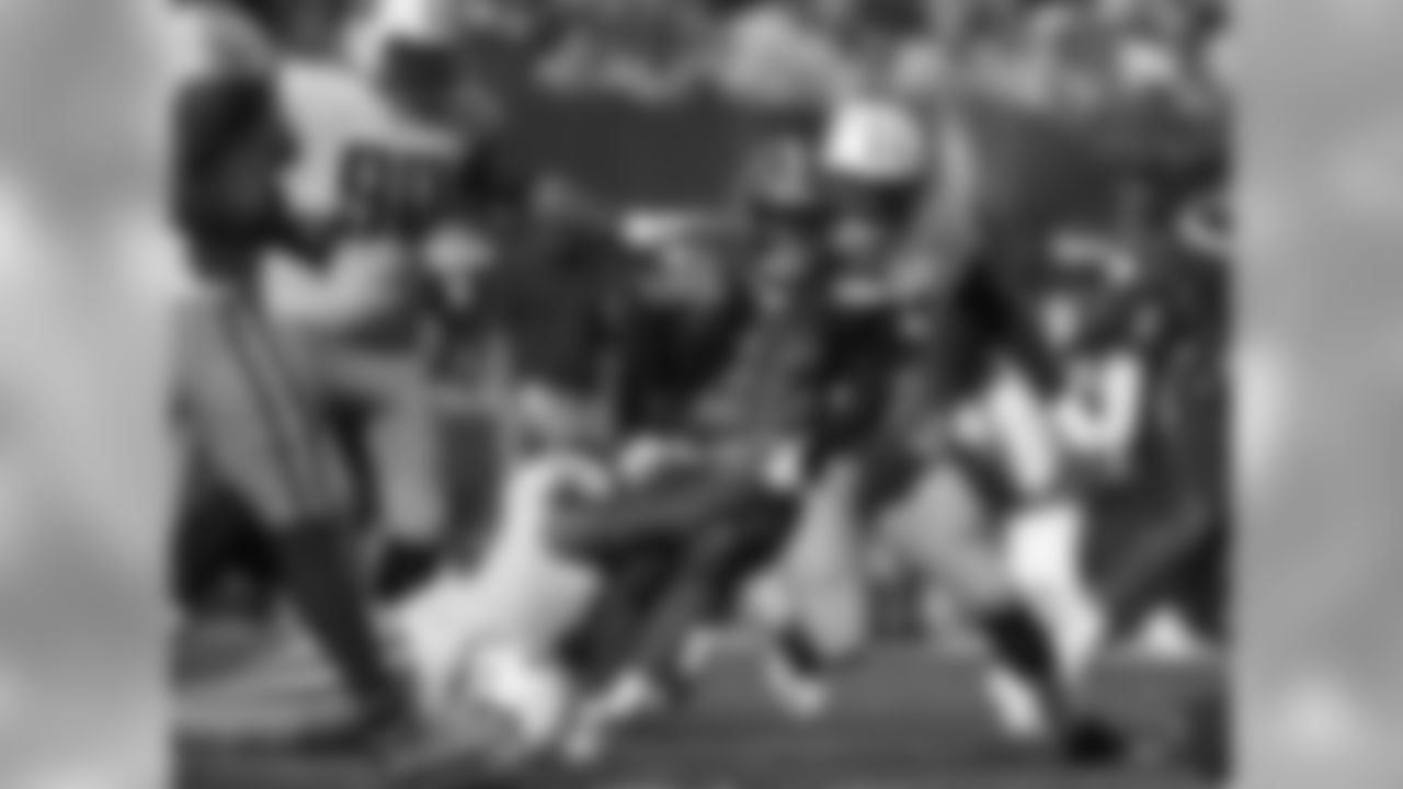 RB Duke Johnson runs against the Titans defense.